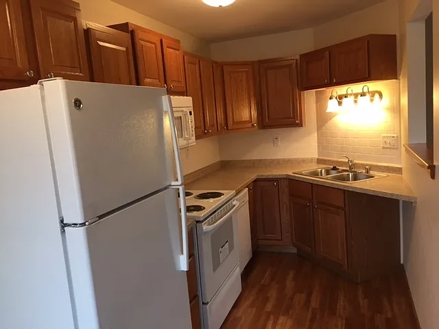 Lakeside Apartments — Photo 4