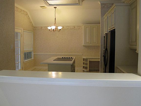 5th image of 410 Pine Creek Dr