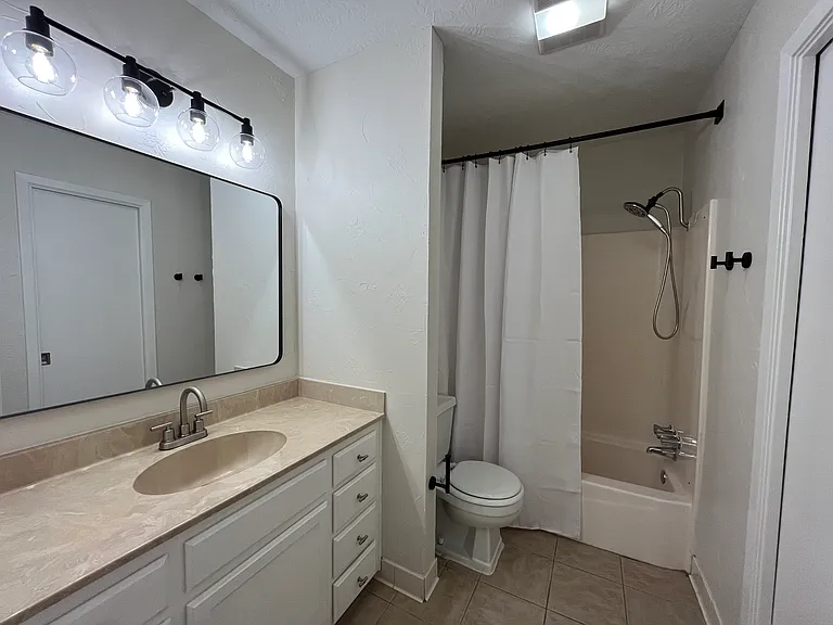 438 Georgetown St — Photo 22