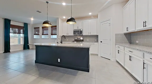 3 bed, 2.5 bath, 2373 sqft, $2,300 — Photo 3