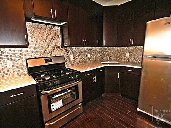 3rd image of 3059 Crescent St APT 1F