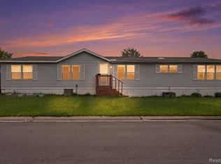 29585 Cambridge Ct, New Baltimore, MI 48051