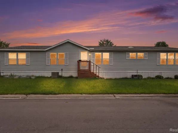 29585 Cambridge Ct, New Baltimore, MI 48051