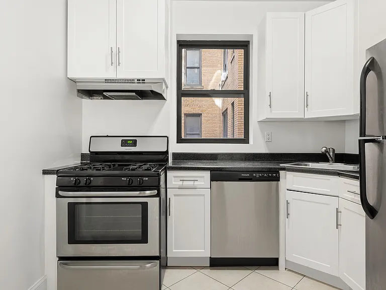 115 W 16th St #228 — Photo 7