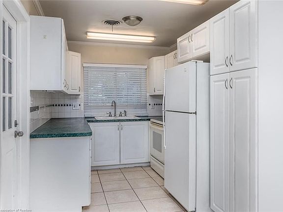4th image of 1581 Lakeview Dr