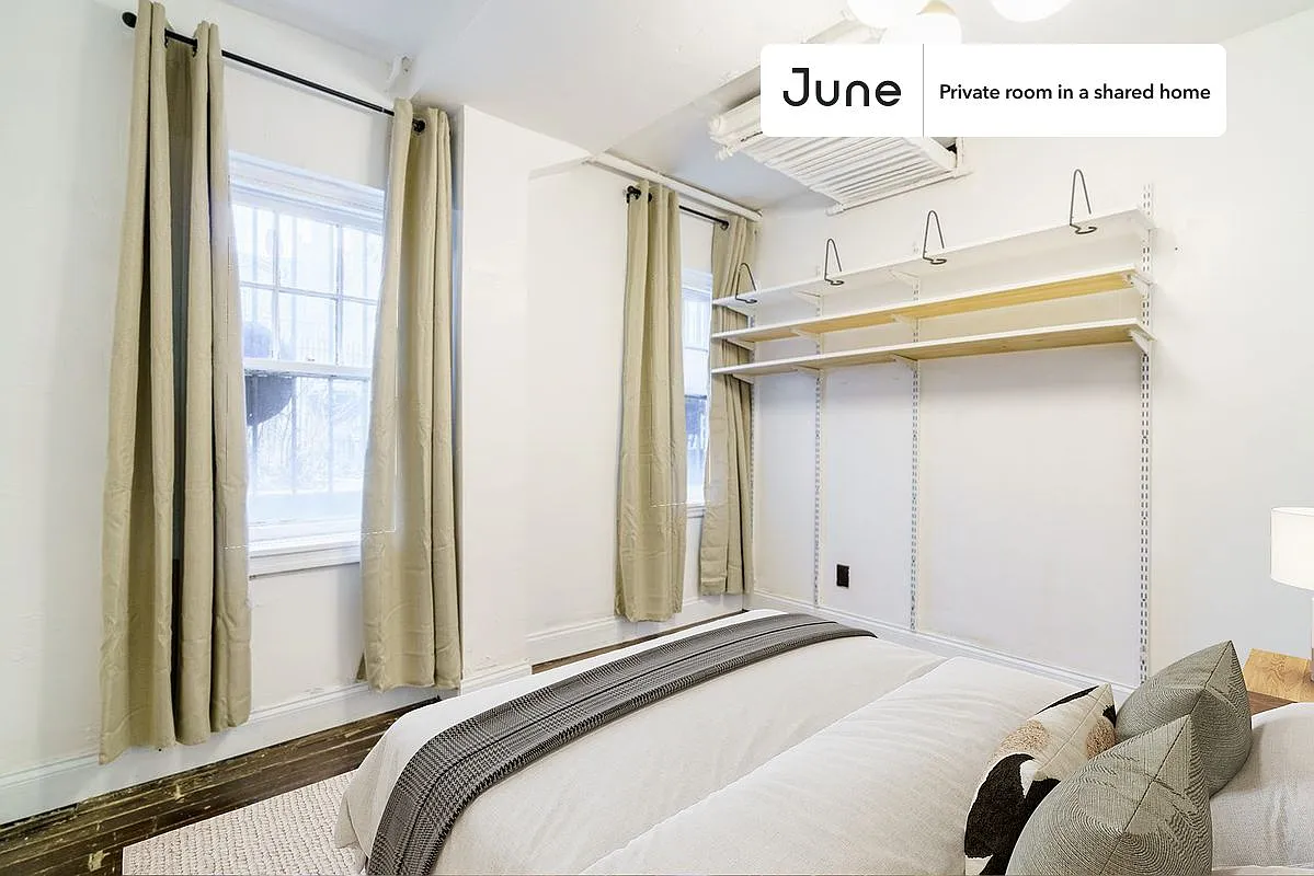 Full bedroom in 5 bed/1.5 bath home in Bedford-Stuyvesant #909 C — Photo 1