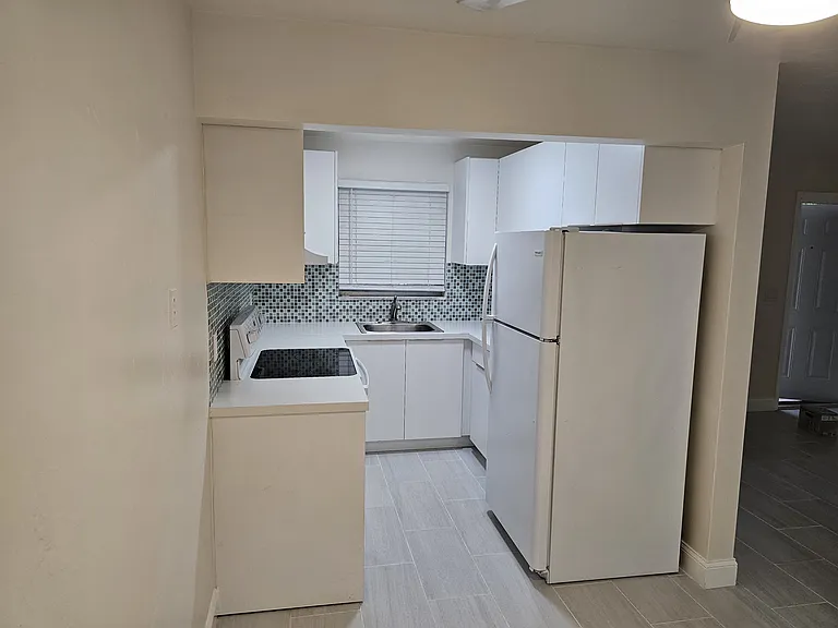 2105 Miami Rd #6 — Photo 2
