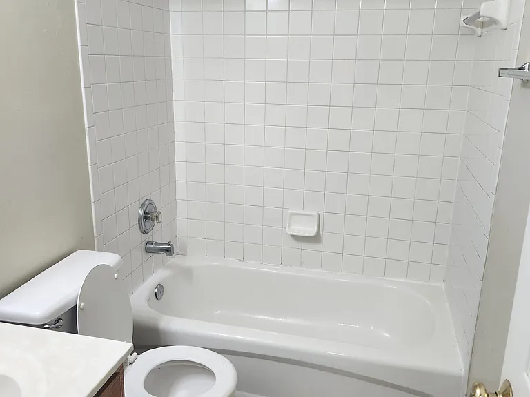 8 Pembroke Ln — Photo 17