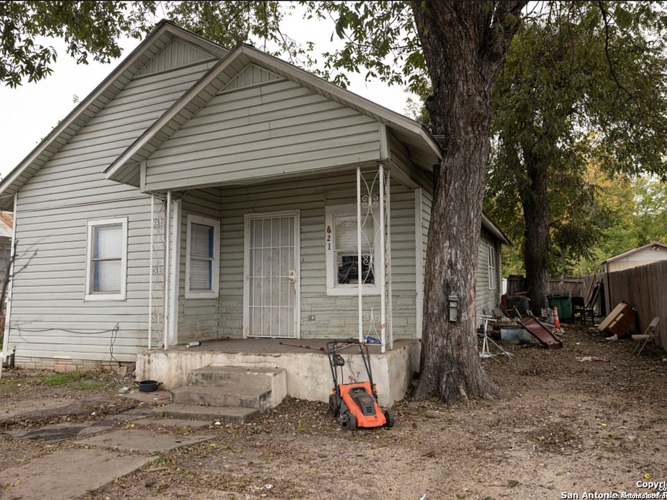 1st image of 621 PRADO ST
