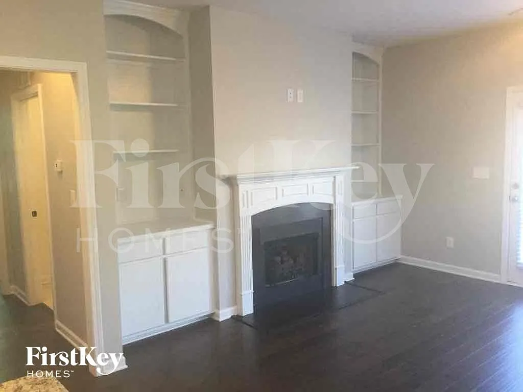 4 bed, 2.5 bath, 2286 sqft, $2,275 — Photo 3