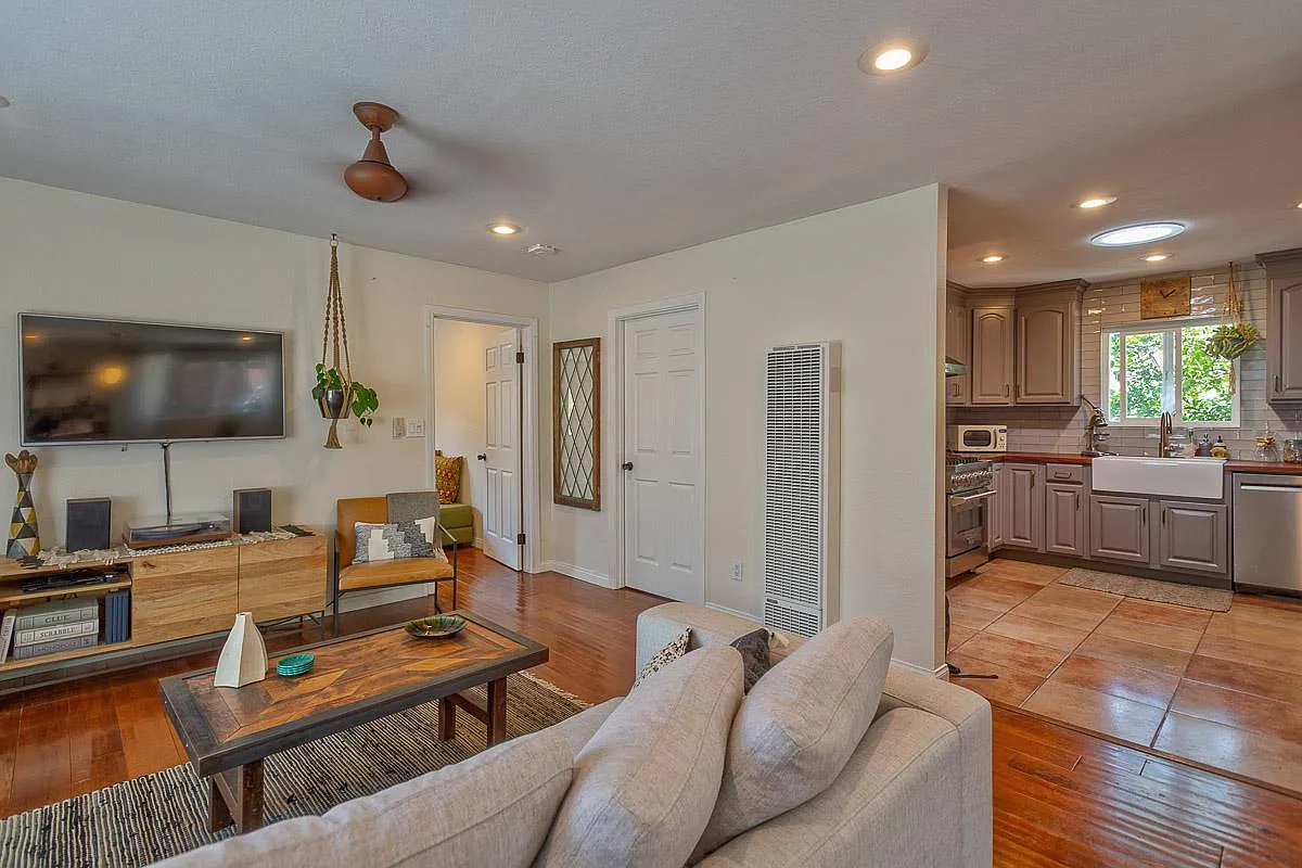 2 bed, 1000 sqft, $3,745 — Photo 3