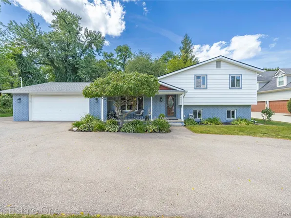 2716 Warner Dr, West Bloomfield, MI 48324