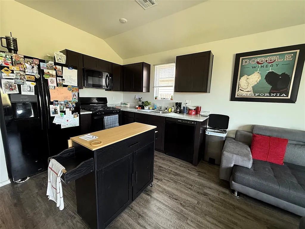 3 bed, 2.0 bath, 1024 sqft, $1,550 — Photo 3