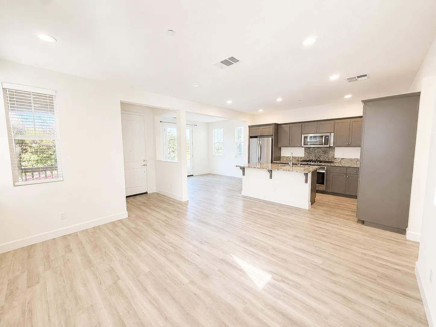 3 bed, 2.5 bath, 1768 sqft, $4,300 — Photo 2
