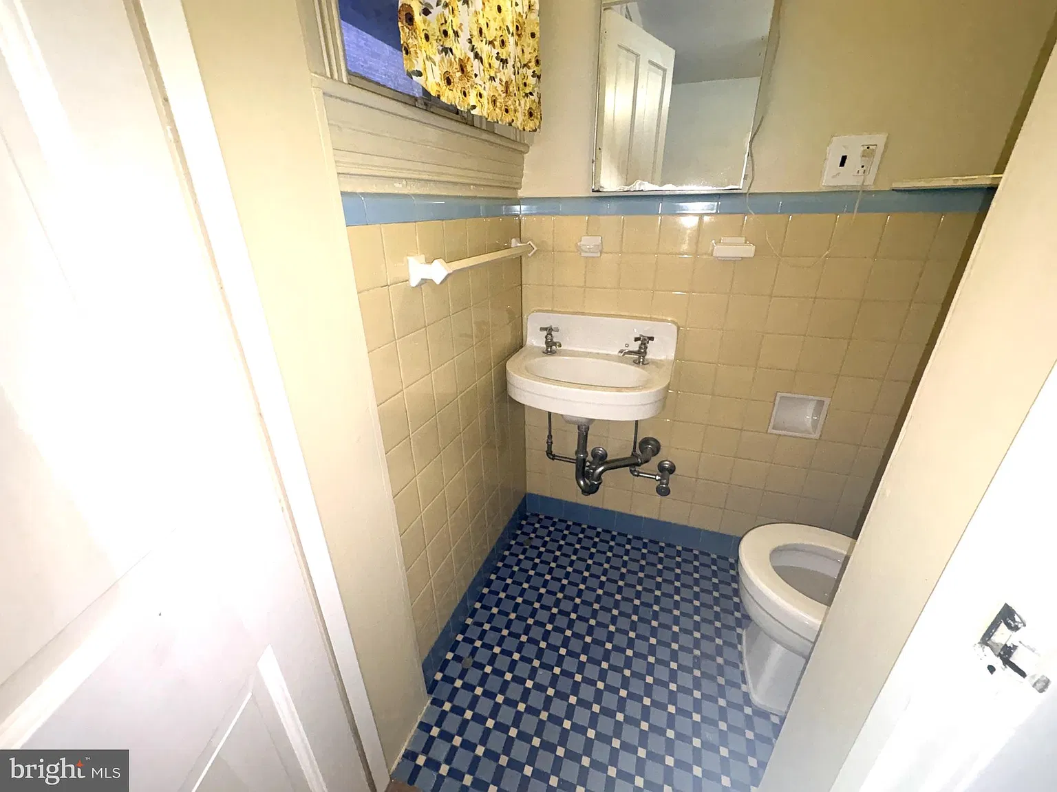 2 bed, 1.5 bath, 2408 sqft, $1,200 — Photo 4