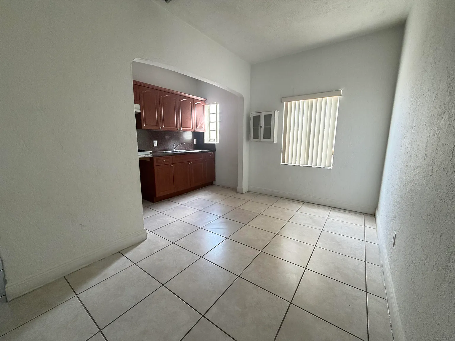 2 bed, 1.0 bath, 4732 sqft, $1,950 — Photo 4