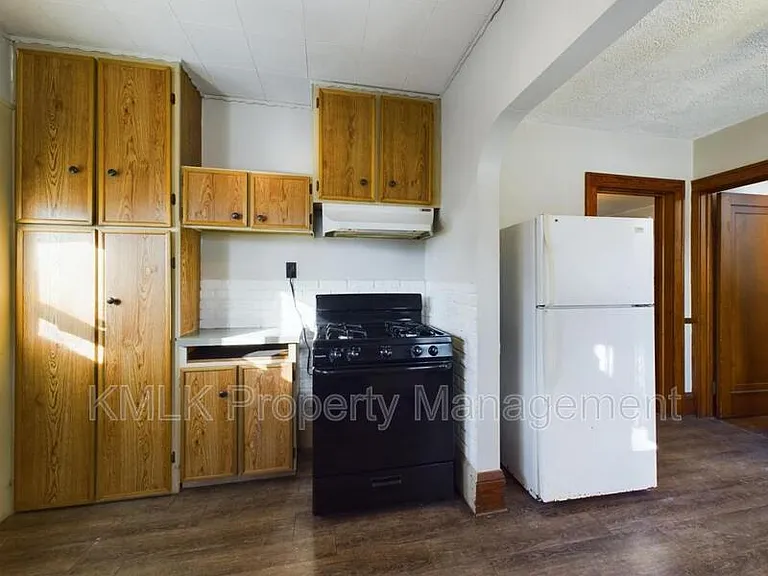 524 Allyn St — Photo 23