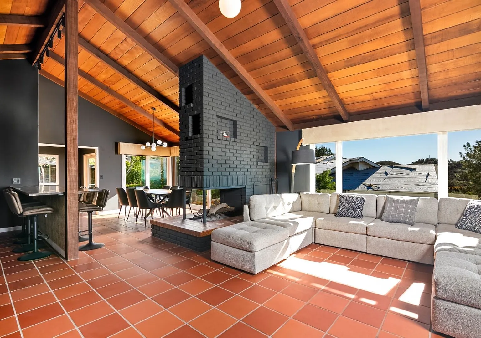 Gated 4bd Vista Home on Hilltop with Incredible Views! — Photo 4