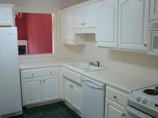 3rd image of 413 Royal Oak Dr
