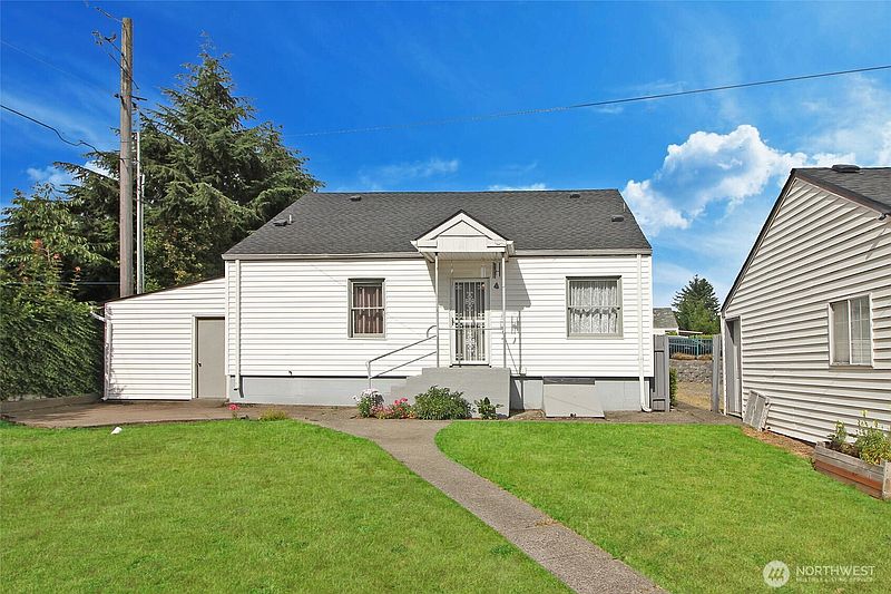 3rd image of 3119 Bridgeport Way W