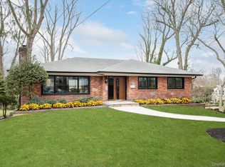 5 University Pl, Great Neck, NY 11020