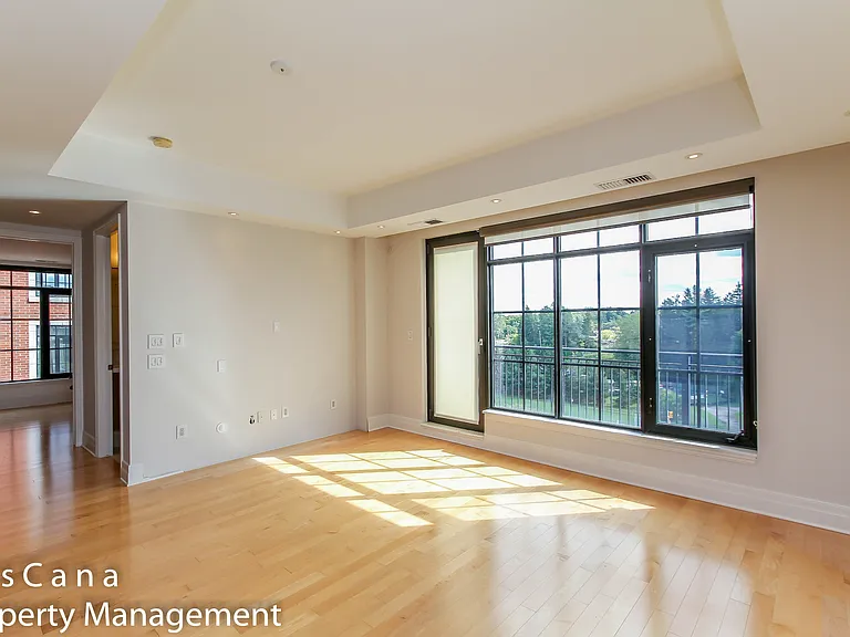 327 Breezehill Ave S #702 — Photo 8