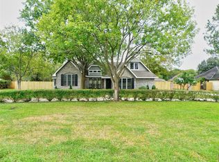 707 W Edgewood Dr, Friendswood, TX 77546