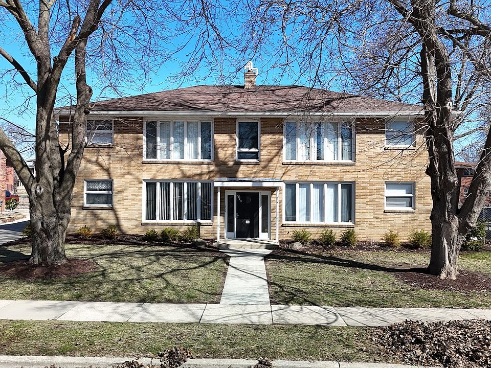 1st image of 910 W Badger Rd #20569857