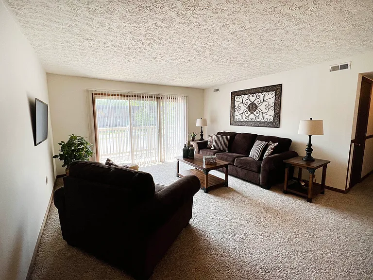 Crestbrook Apartments & Townhomes — Photo 19