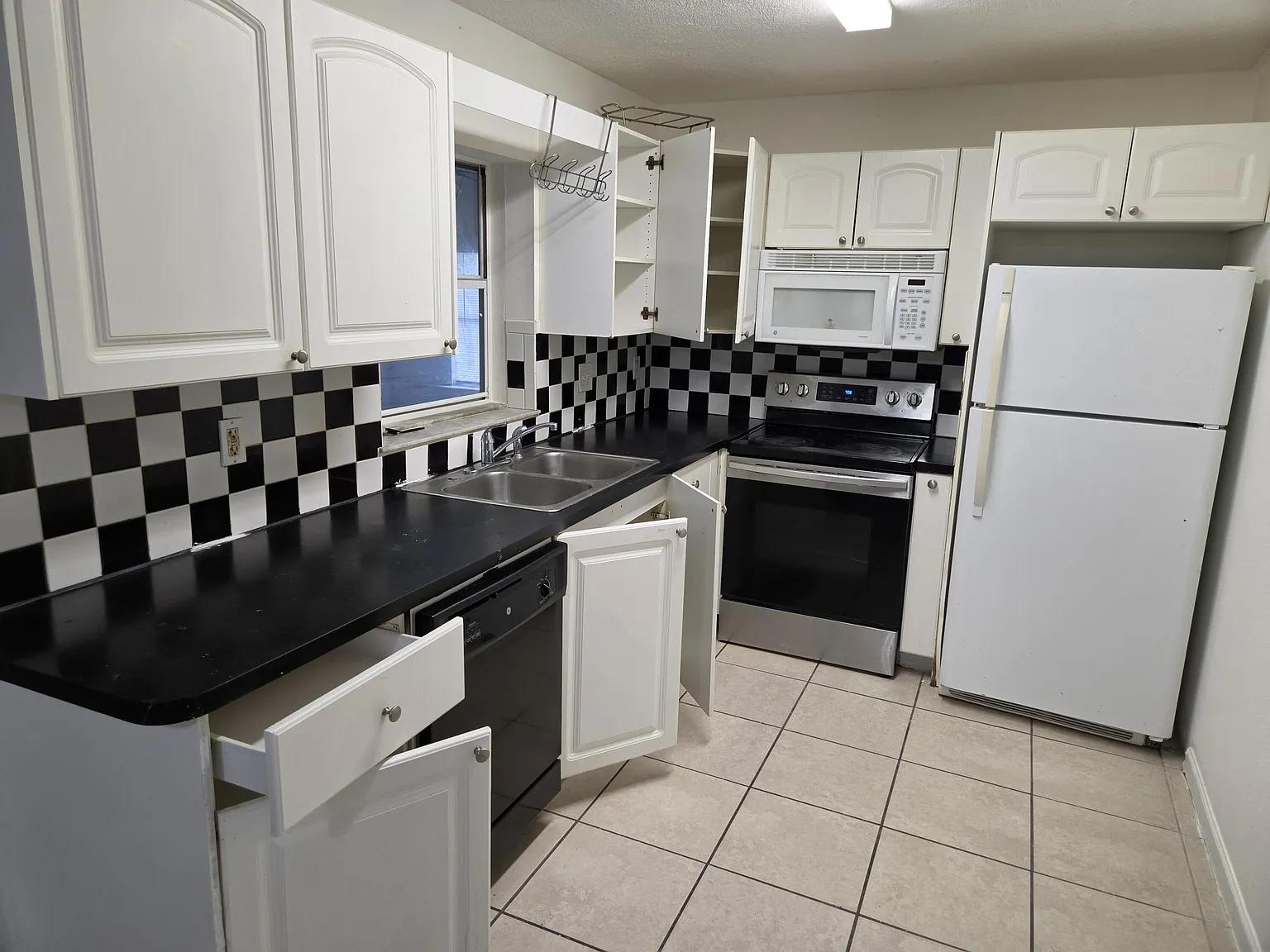 3 bed, 2.0 bath, 1735 sqft, $2,750 — Photo 1