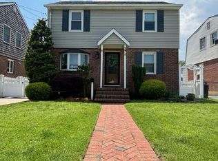 371 White Rd, Mineola, NY 11501