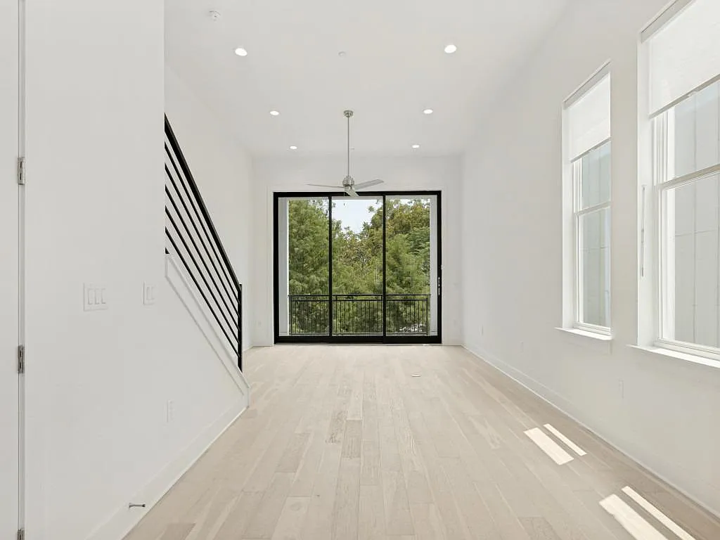 2 bed, 2.0 bath, 1591 sqft, $4,150 — Photo 2