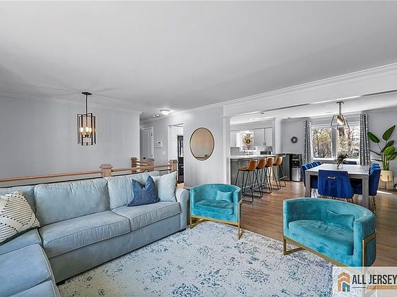 5th image of 275 Alden Ave