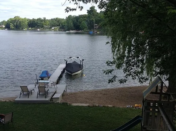 658 Meadow Dr, Highland, MI 48357