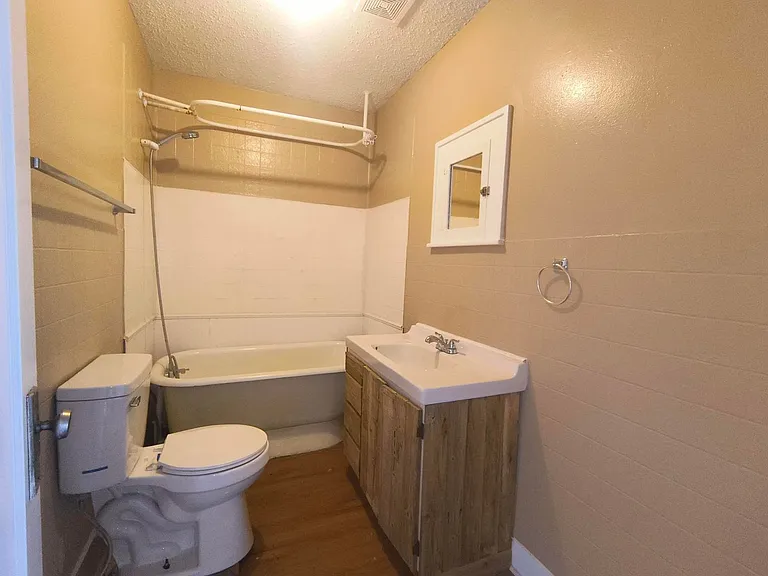 2425 Waco St — Photo 4