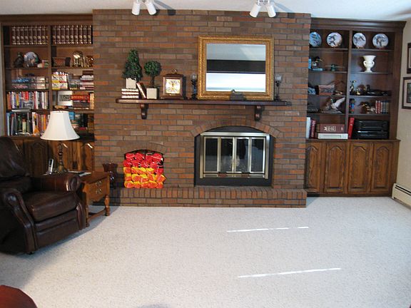 Family room w/fp & built-ins