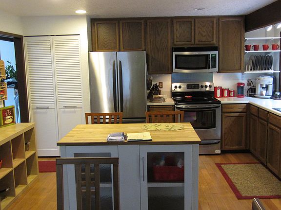 Kitchen w/french door fridge