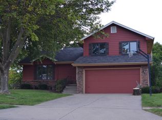 8117 Hickory Dr, Urbandale, IA 50322