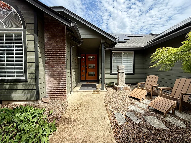 555 Edwards Dr — Photo 1