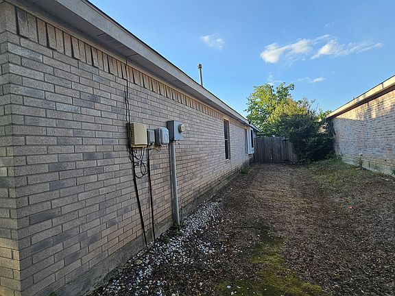 4th image of 817 Dixon Ln