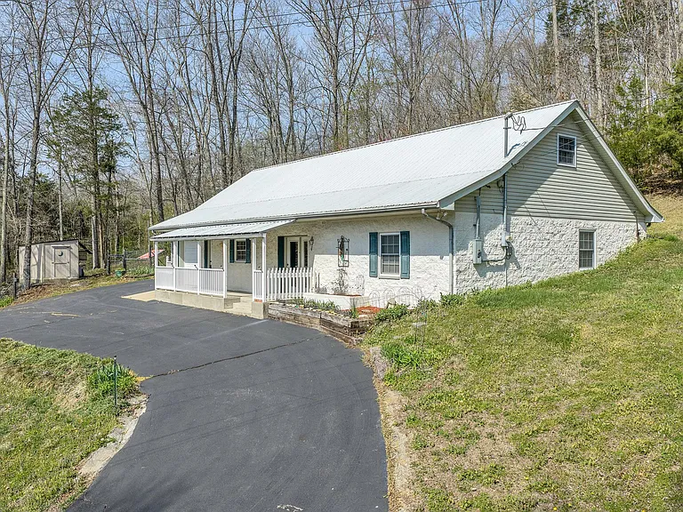 7506 Sleepy Hollow Rd — Photo 3