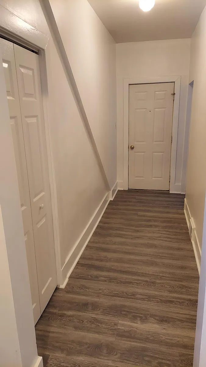 Front door and hallway - 438 Blaine Ave #B
