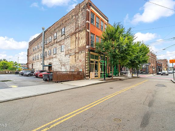 3rd image of 105 W Jackson Ave #9