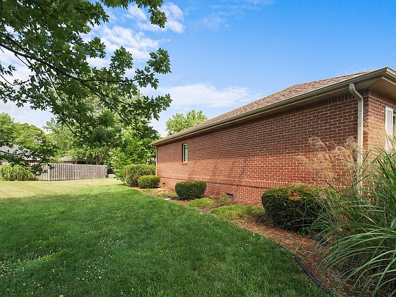 2nd image of 716 S Stoney Brook Dr