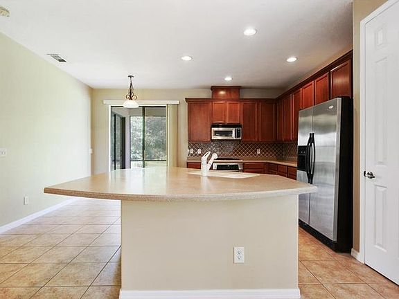 5th image of 20335 Chestnut Grove Dr