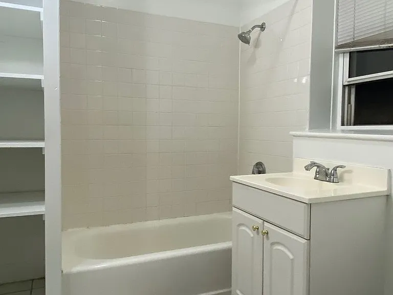 4 Camelot Ct #14 — Photo 21