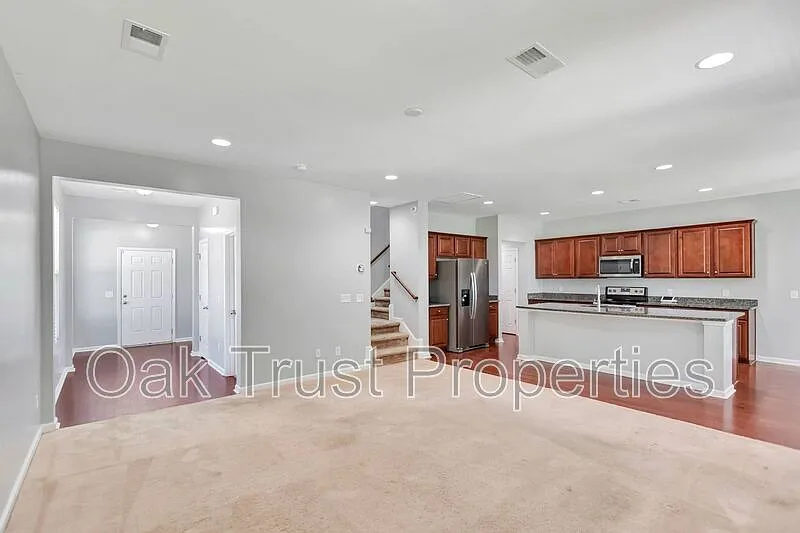 3 bed, 2.5 bath, 2370 sqft, $2,395 — Photo 4