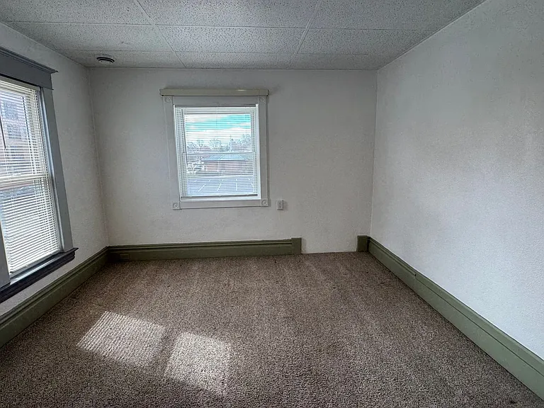 937 Leonard NW — Photo 4