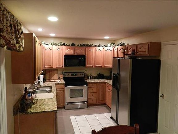 4th image of 826 Stonebridge Dr