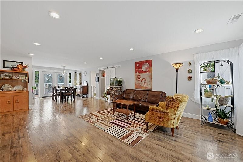 4th image of 12232 Fremont Avenue N